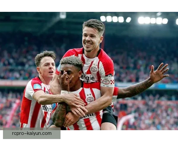 埃因霍温定位球技巧闪耀全场，助力球队迎来逆转胜利的表现亮眼。