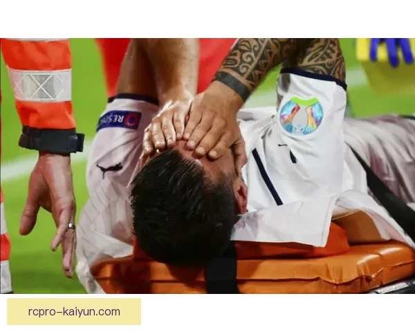 明星球员遭遇重伤，球迷们对复出的期待与担忧持续升温